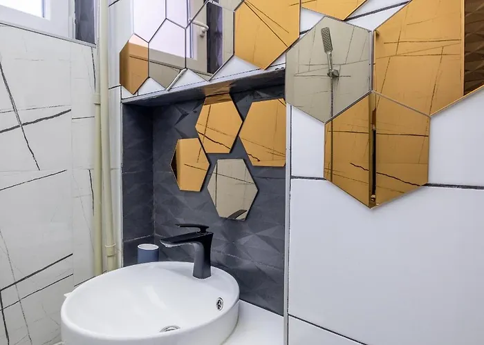 Modern , Spacious 2br In Center