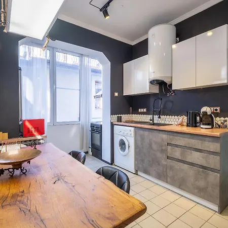 Modern , Spacious 2br In Center *