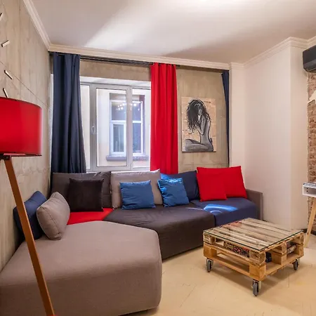 Modern , Spacious 2br In Center