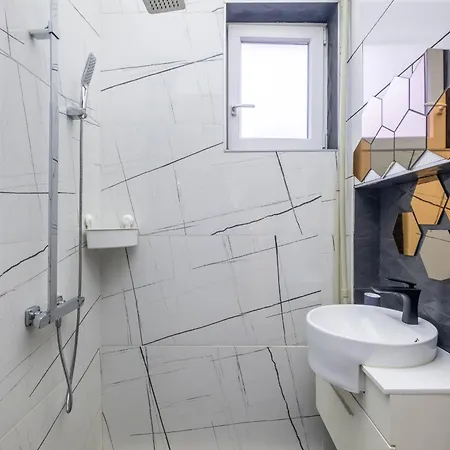 Modern , Spacious 2br In Center Appartamento *