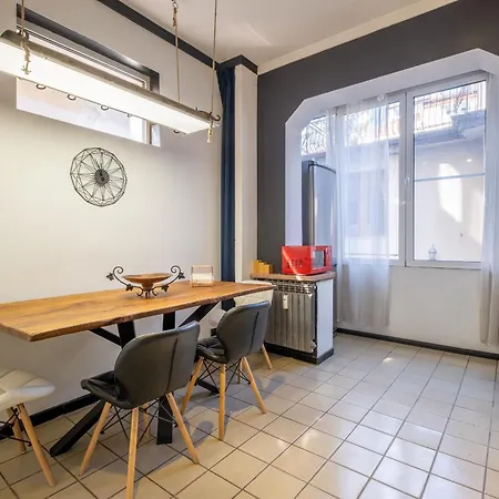 Modern , Spacious 2br In Center *