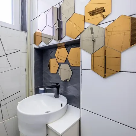 Modern , Spacious 2br In Center