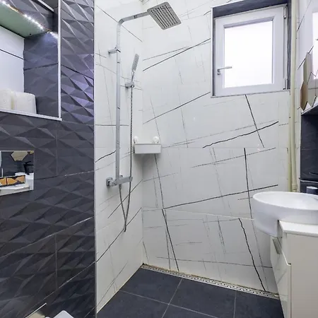 Modern , Spacious 2br In Center شقة *