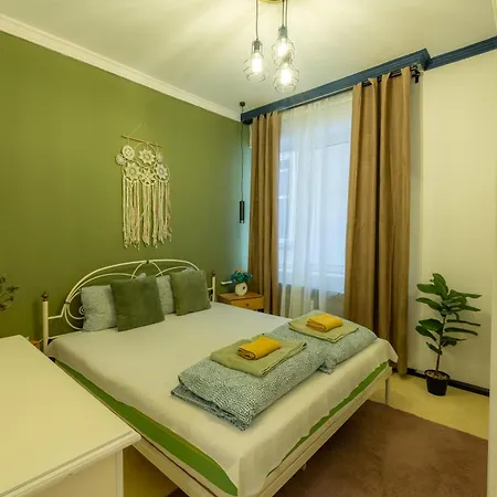 Modern , Spacious 2br In Center