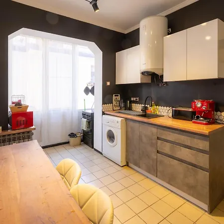 Modern , Spacious 2br In Center