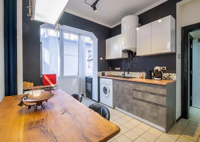 Modern , Spacious 2br In Center *